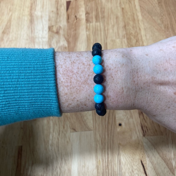 Lava rock diffuser bracelet with turquoise stone beads adjustable - Picture 2 of 5